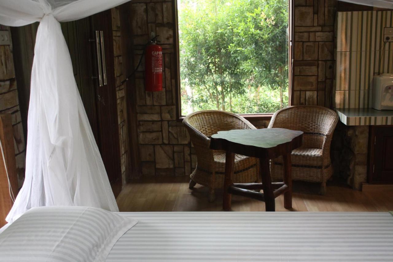 On The Rocks Bungalows, Restaurant And Jungle Trekking Tours Букит-Лаванг Экстерьер фото