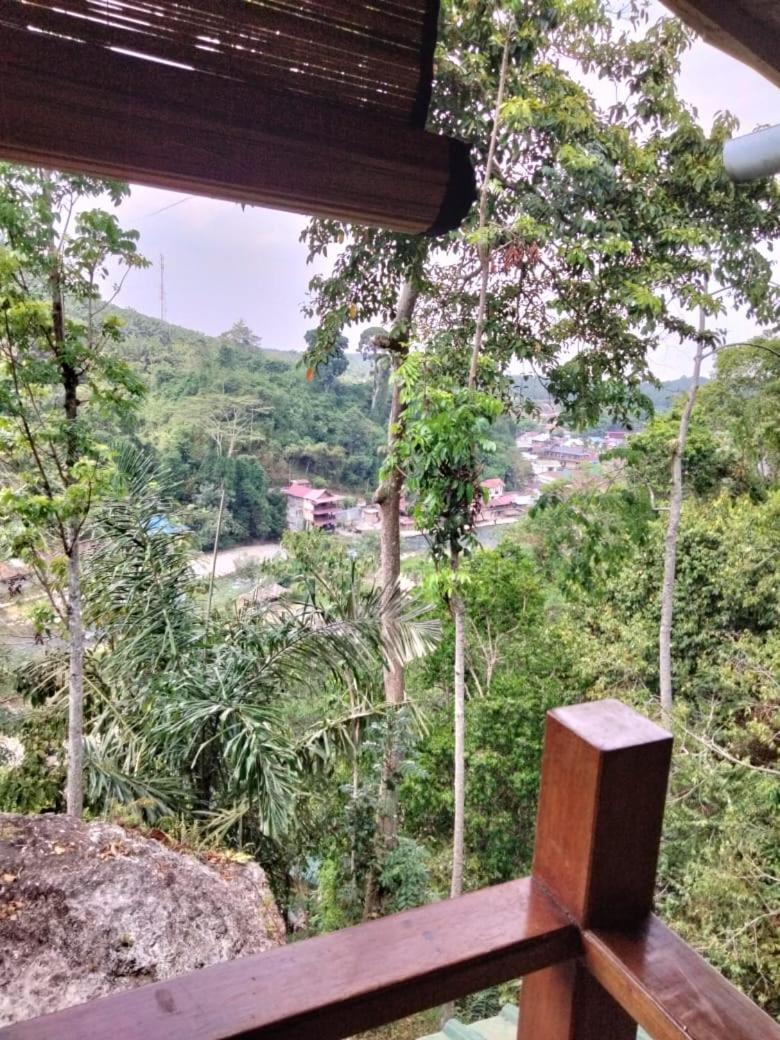 On The Rocks Bungalows, Restaurant And Jungle Trekking Tours Букит-Лаванг Экстерьер фото