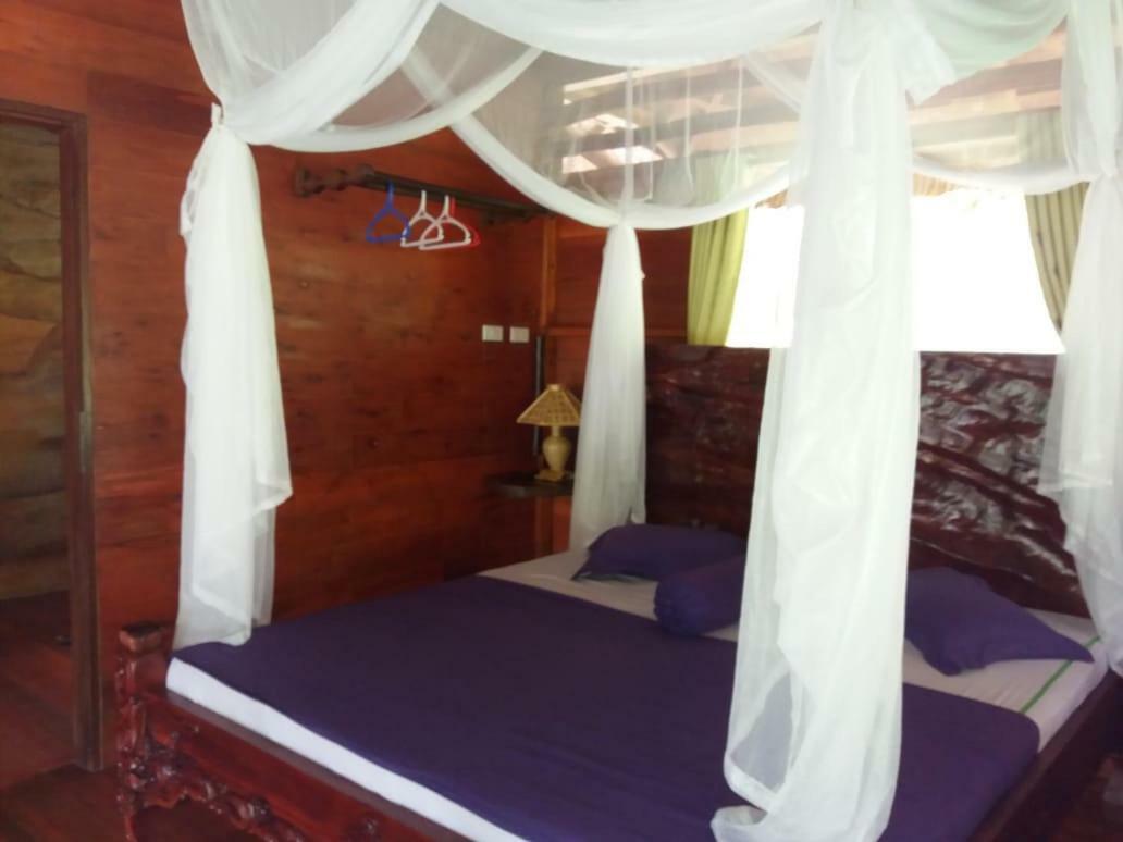 On The Rocks Bungalows, Restaurant And Jungle Trekking Tours Букит-Лаванг Экстерьер фото
