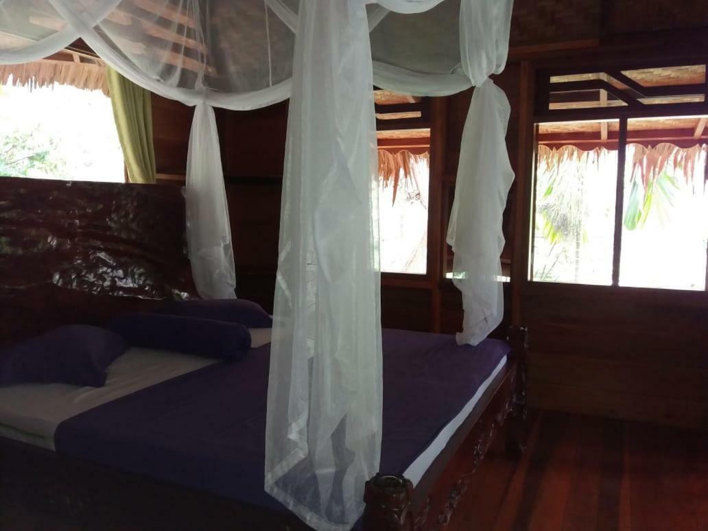On The Rocks Bungalows, Restaurant And Jungle Trekking Tours Букит-Лаванг Экстерьер фото